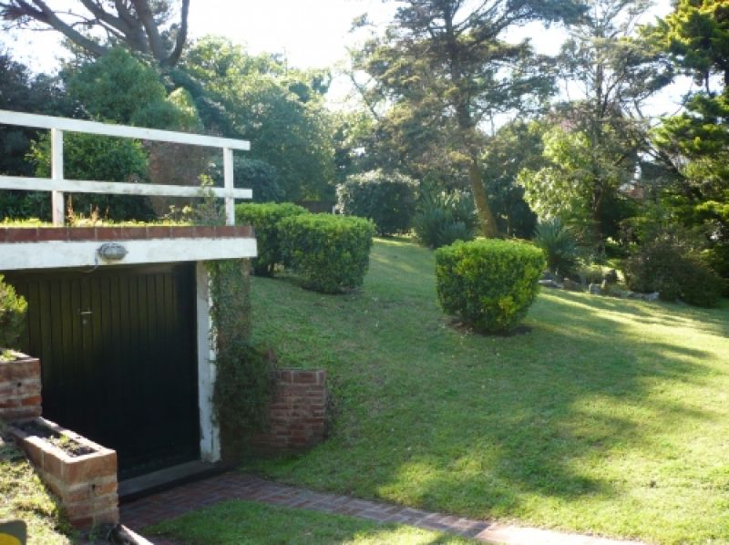 Debajo de Terraza entrada cochera