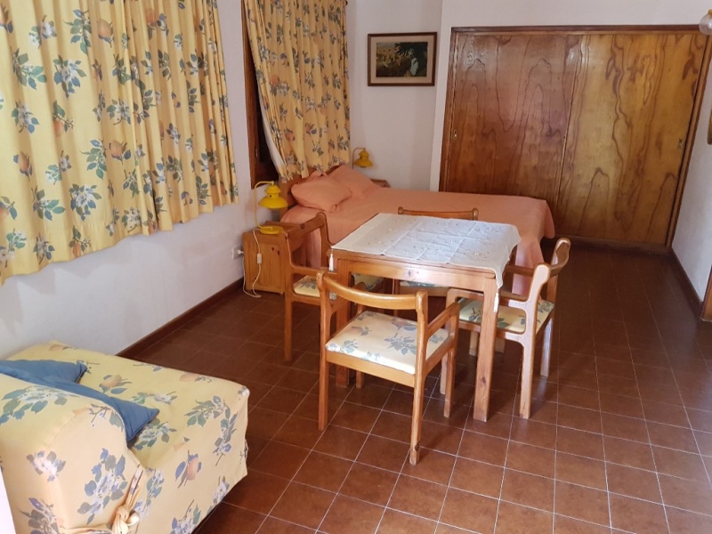 Departamento con Cama matrimonial + Sofá con cama carrito